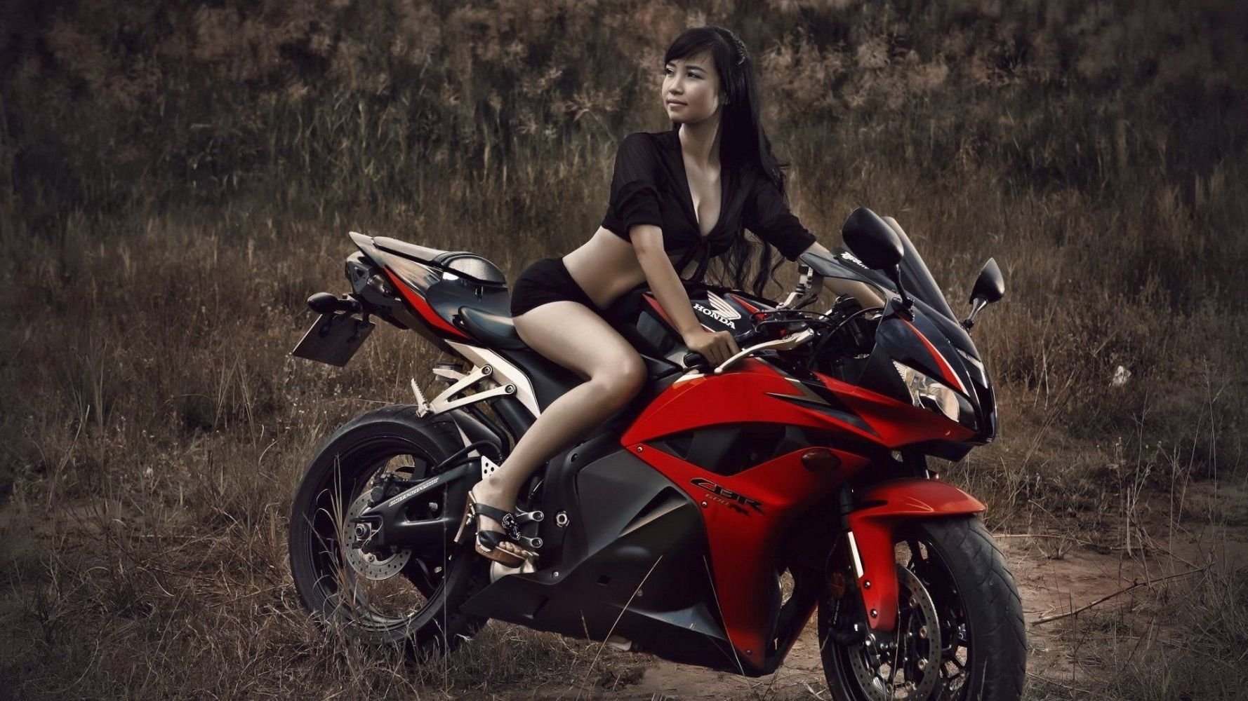 Fitness girls and bikes in Shantou
