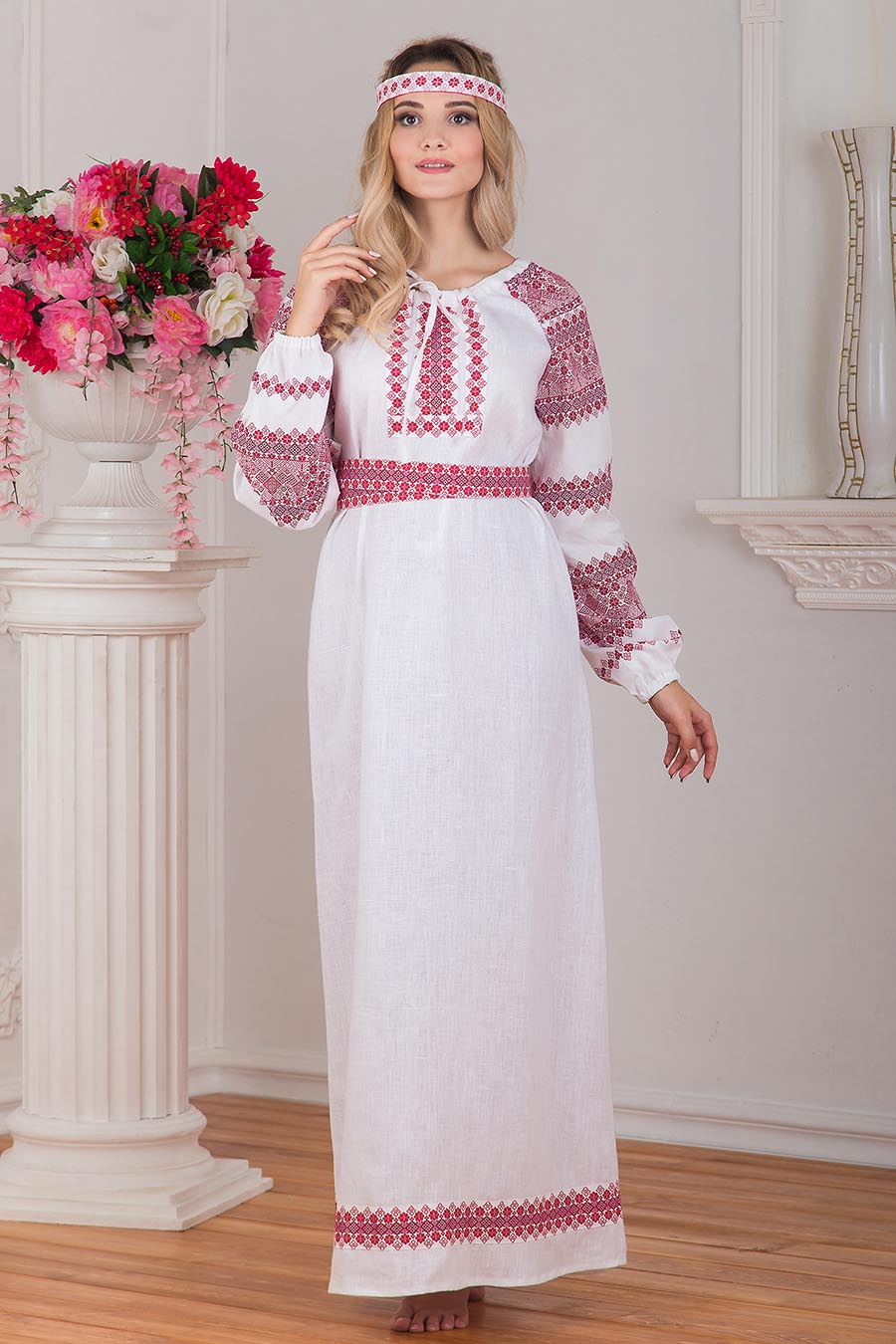 Women in Slavic costumes in Shantou