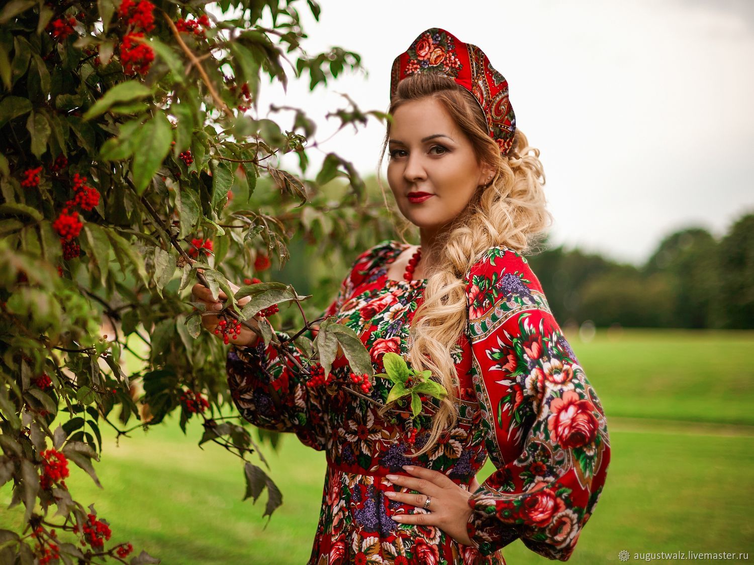 Women in Slavic costumes in Shantou