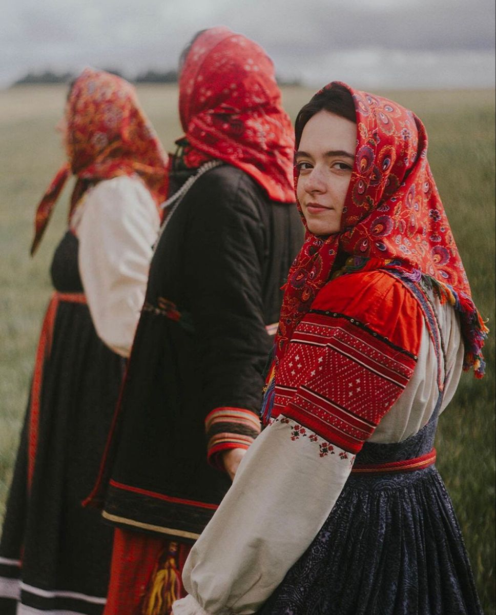 Women in Slavic costumes in Shantou