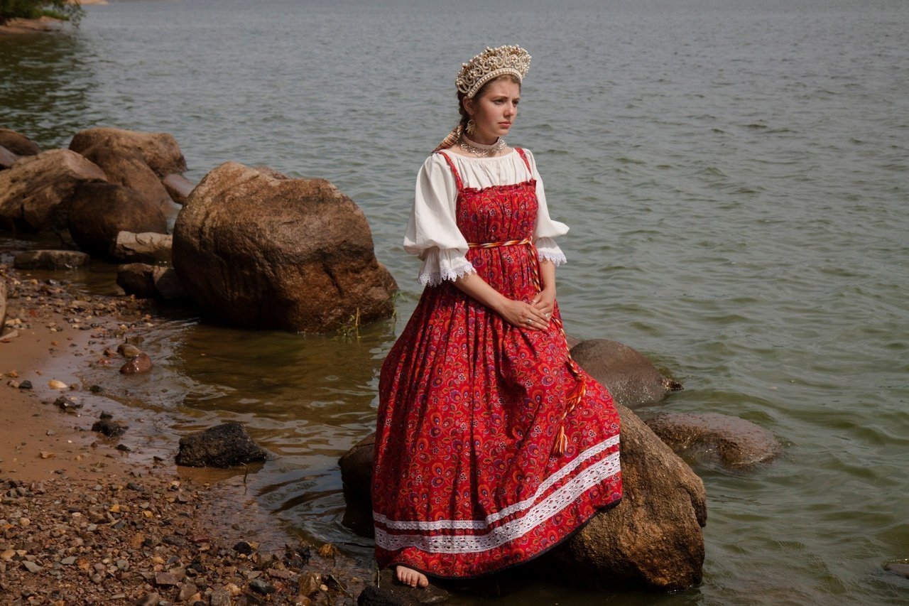 Women in Slavic costumes in Shantou