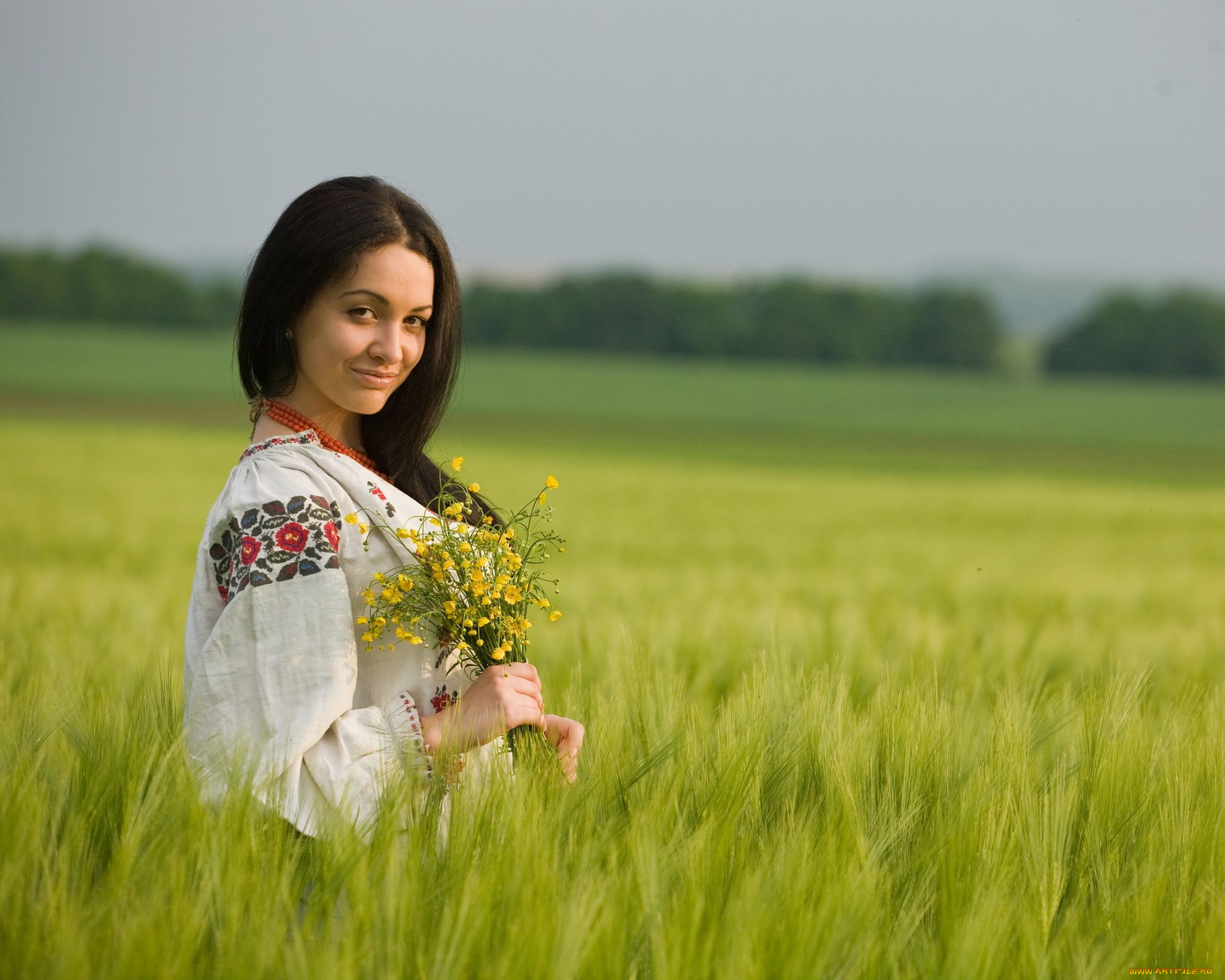 Women in Slavic costumes in Shantou