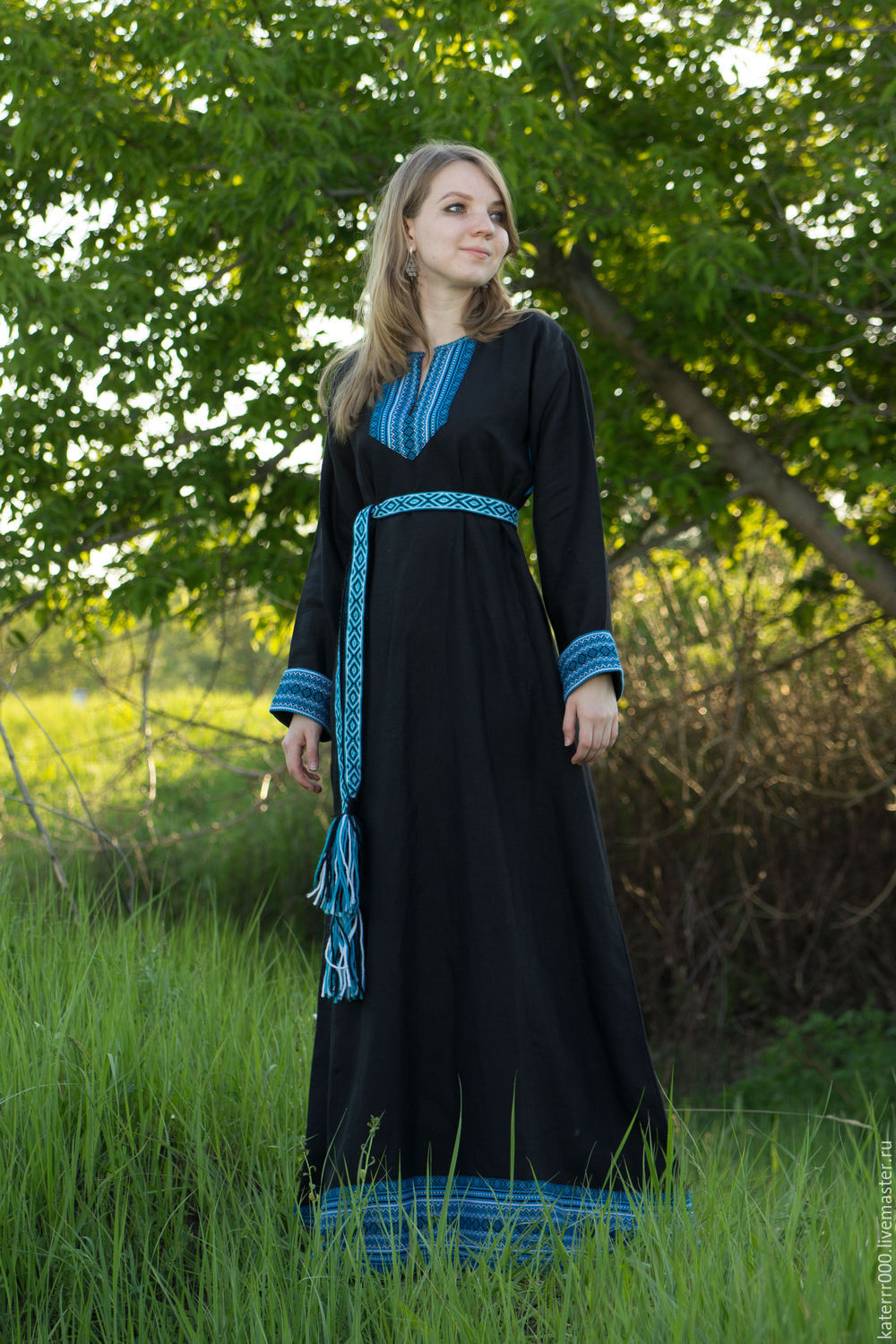 Women in Slavic costumes in Shantou