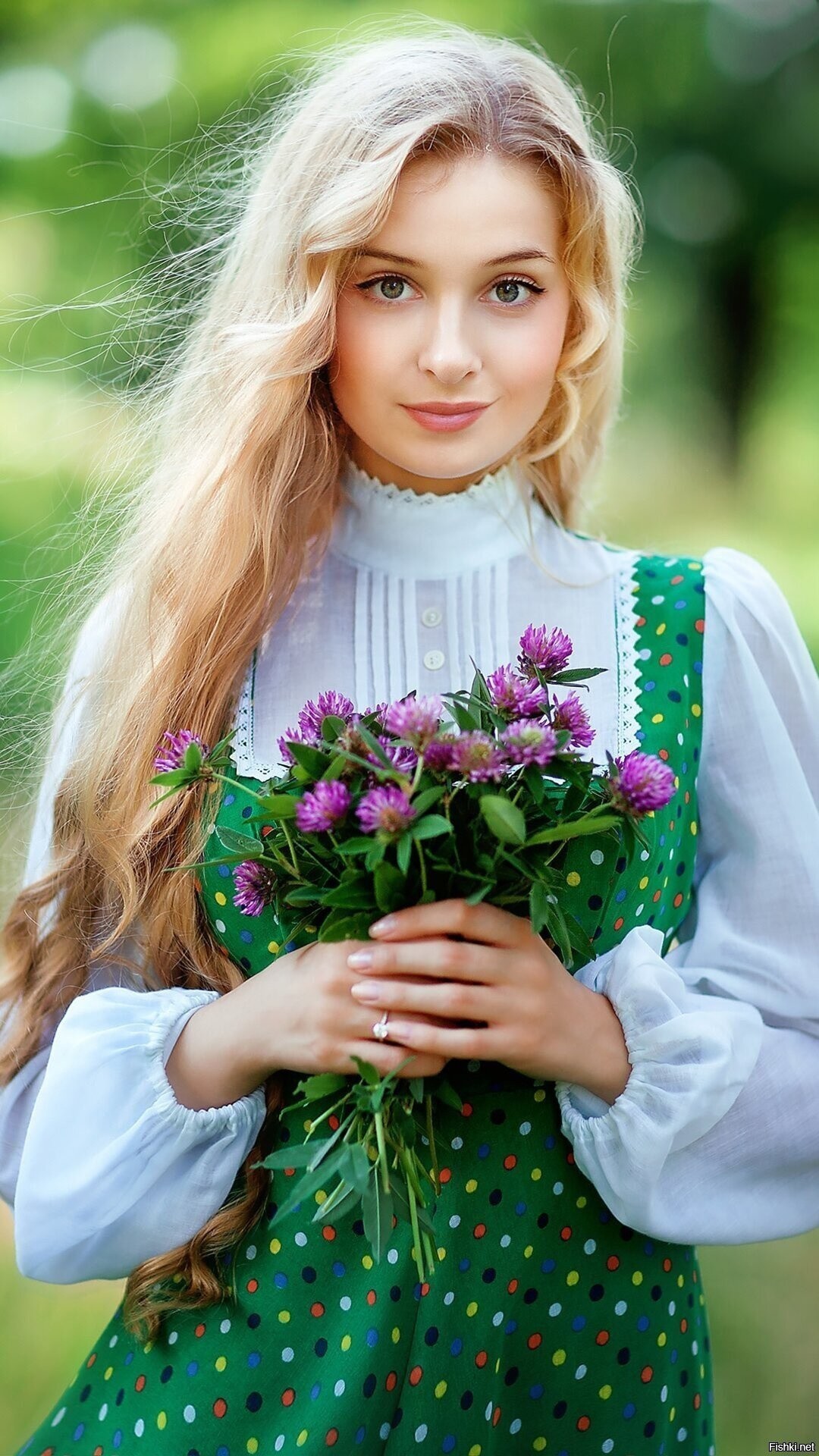 Girls in Slavic costumes in Shantou